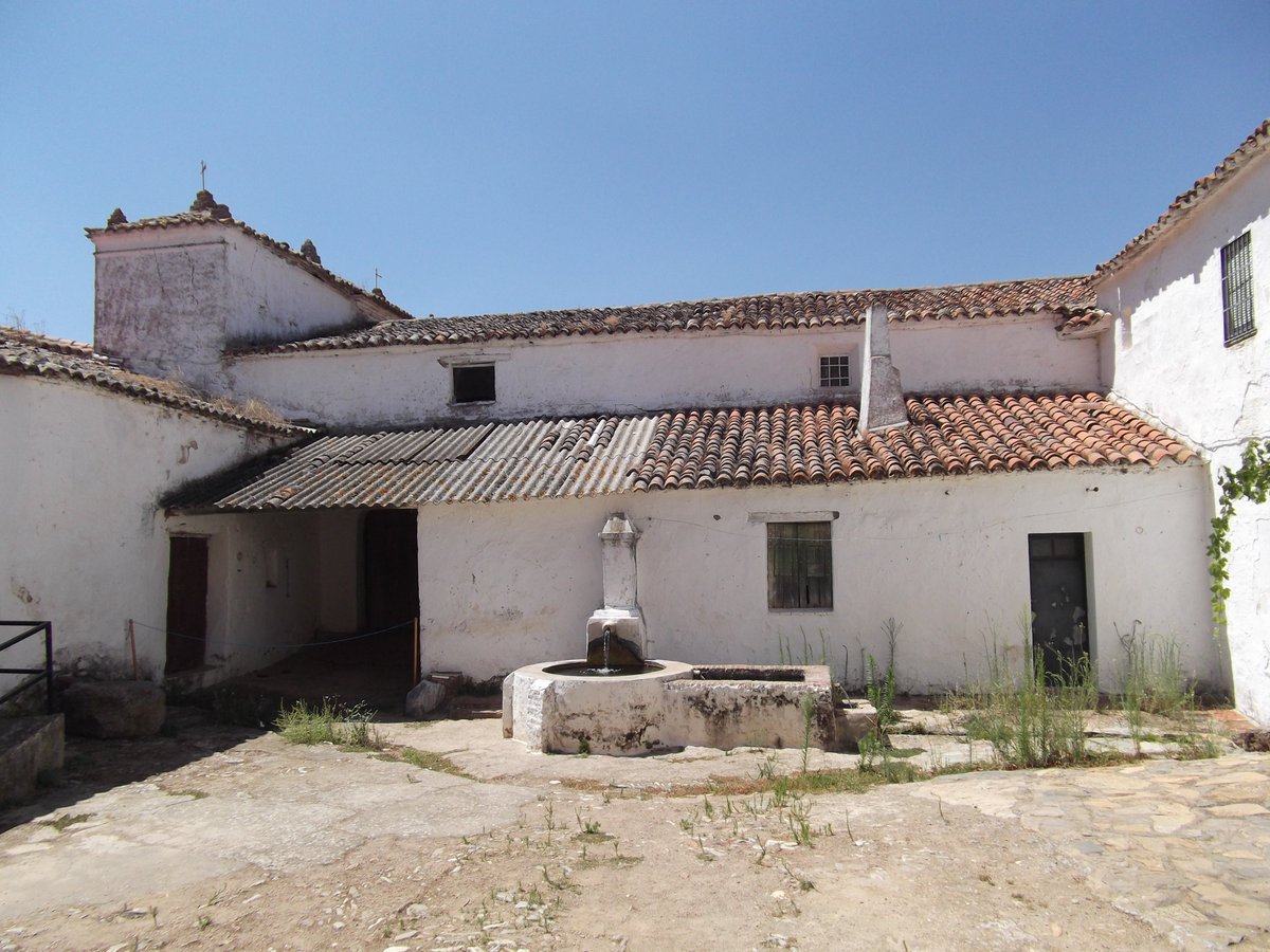 ElForense6's tweet photo. Hoy aprovechando para desconectar de mi mundo, me he tomado la libertad de ir hasta la Ermita de la Virgen del Ara, que se ubica en Minas de la Jayona, Badajoz.
Sin duda, toda una Capilla Sixtina en pequeñito 😍
Además con una visita guiada en la que te explican todo al detalle. https://t.co/m2mKmz9KAG