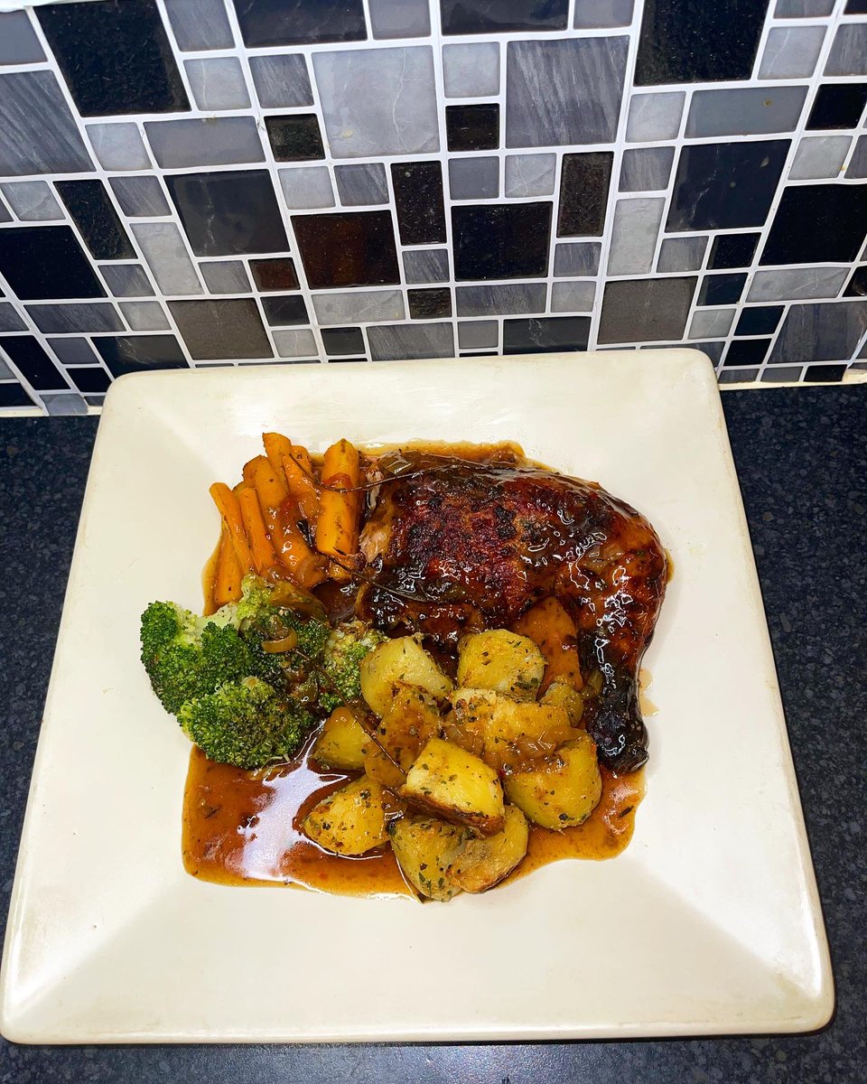 ComeDineWithTee's tweet photo. What are Sundays without Roast Dinner🤩 https://t.co/Q7qpMz9eXP