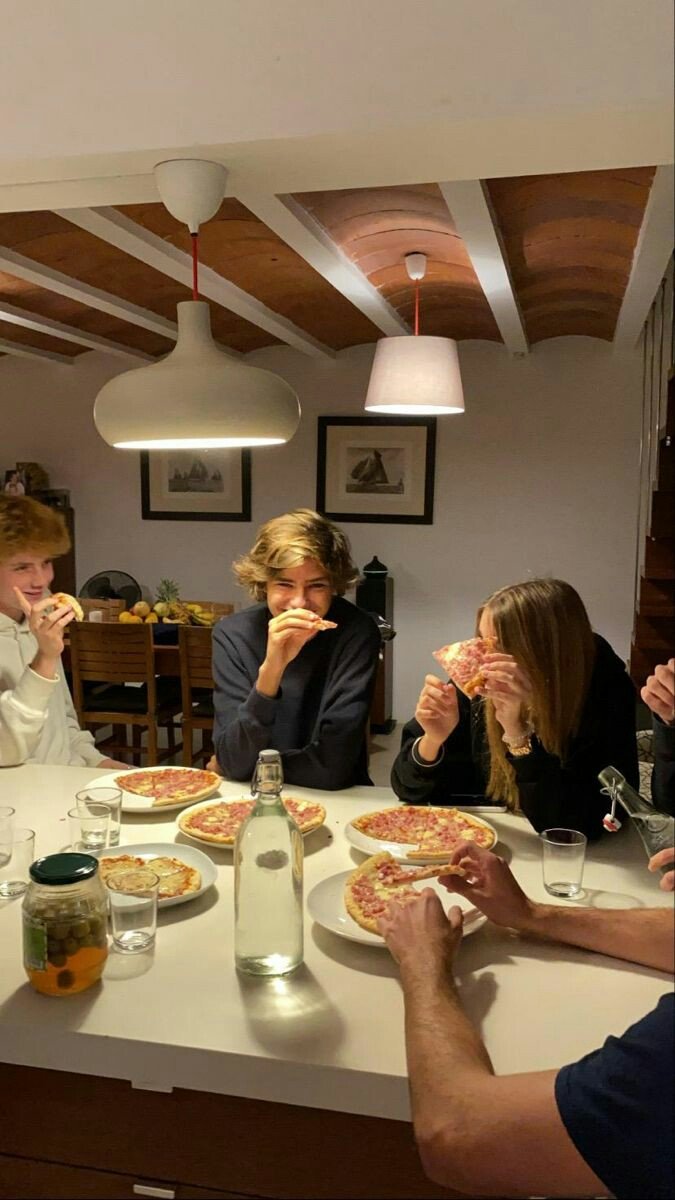 shewearprada's tweet photo. Weekend dinner parties ✨🍝🍷🍩🌆 https://t.co/t3Ox93z1Lz