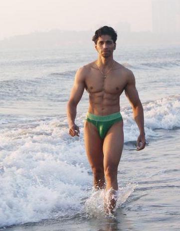 indianmenonline's tweet photo. Fire on water! Mumbai's @Hrrishee wearing @calvinklein burns through Versova beach in this #usersubmitted special for @indianmenonline #indianmenonline #maharashtrasree #beachhunk #hotindianmen #indianbodybuilder https://t.co/4opCtMK779