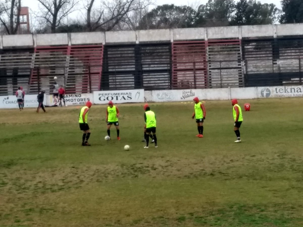 NotiDouglas's tweet photo. Ya estamos en la previa de Douglas vs Racing de Cordoba a las 14:45 en el Miguel Morales. https://t.co/Q8IvHwvfQS