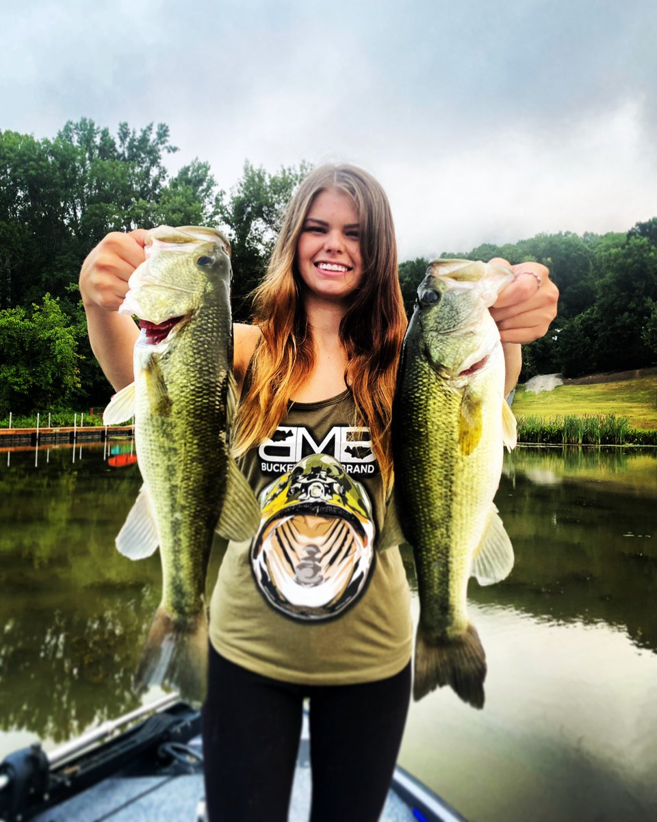 🎣🎣 #girlfishing #bassfishing #girlbassfishing #girlsfishtoo #girlsfishbetter #tennesseriver