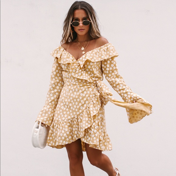 EsashayMs's tweet photo. So good I had to share! Check out all the items I'm loving on @Poshmarkapp #poshmark #fashion #style #shopmycloset #rayban #superdown: https://t.co/ZjctBzIKaW https://t.co/SXIMNTn4D0