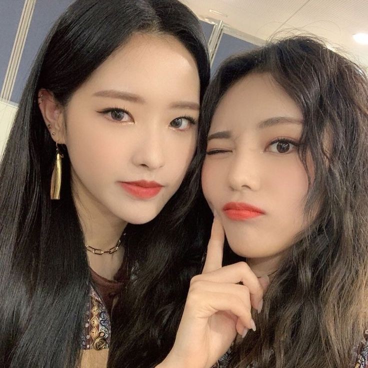 we need a new hyesoul selca, please miss jinsoul and miss hyeju, give us the hyesoul selca 🙏🏻💙🖤