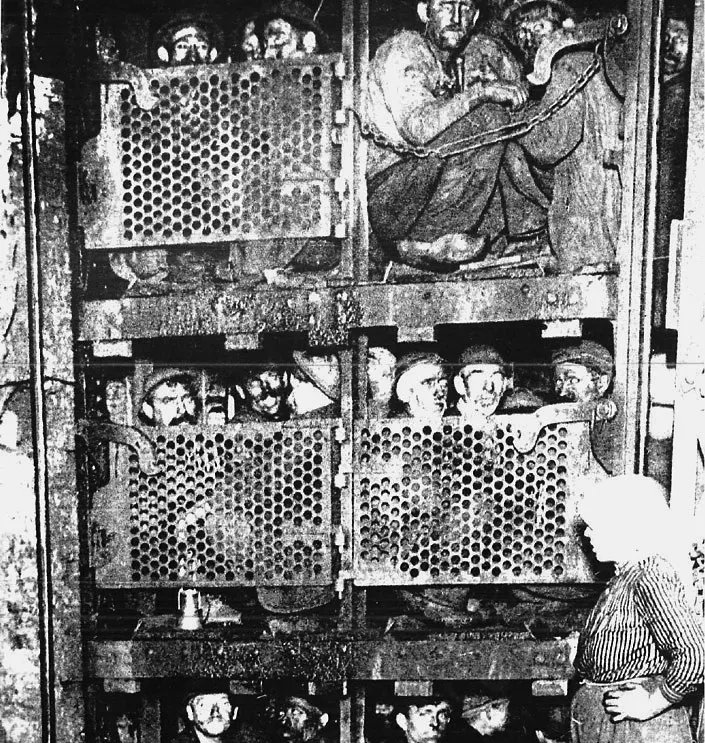 aboubakar_soum's tweet photo. La povertà spinse gli italiani a emigrare in Belgio. Vivevano in baracche e lavoravano in miniere. L'8/8/56 un incendio costò la vita a 136 di loro a #Marcinelle. Non consentiamo al razzismo di essere disumani con chi oggi nel nostro Paese vive e lavora nelle medesime condizioni. https://t.co/RwsbJHI5KI