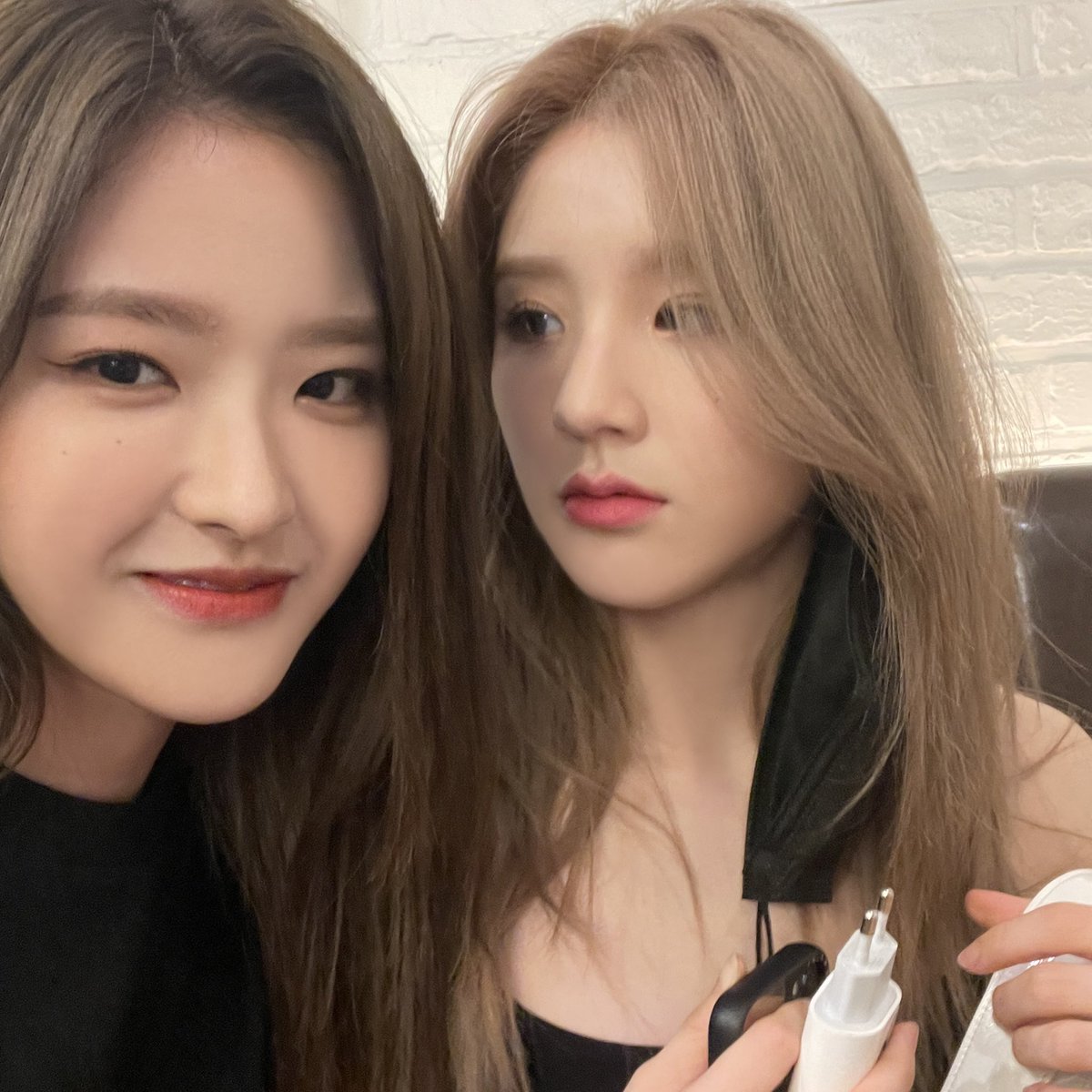 hyeju smiling like she won in life 😭 they're so cute 🖤