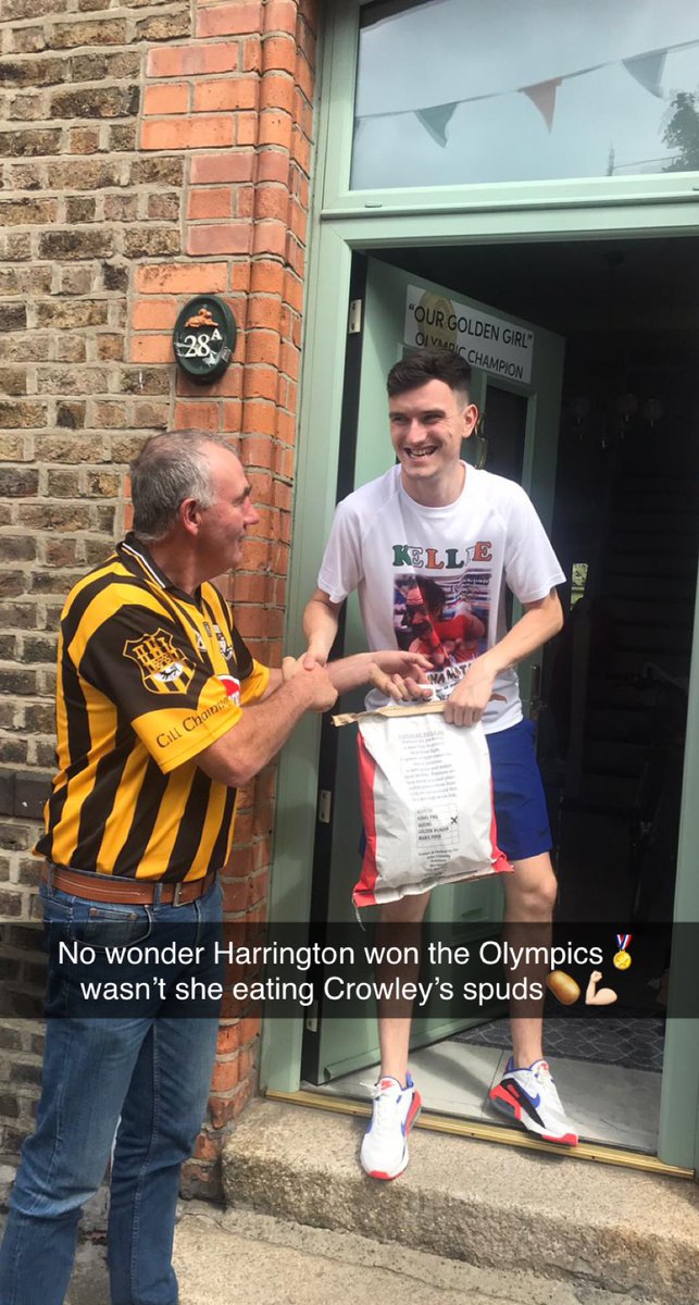 JDcrowley98's tweet image. The auld lad is a spud and dairy farmer,was buzzing watching the fight this morning but before leaving for Dublin he went “I better bring a bag of spuds up now” but only now do I know what he meant ....enjoy @Kelly64kg @JoelHarrington_ history maker🥇#culchiesontour