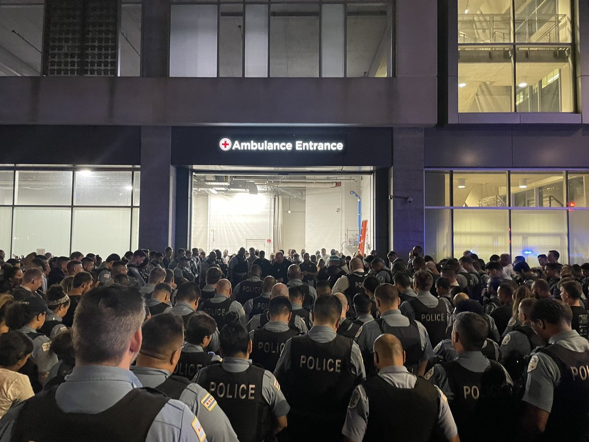 RT @daily_wire_fan: Chicago Police praying outside of the hospital. https://t.co/RF3tic3n42