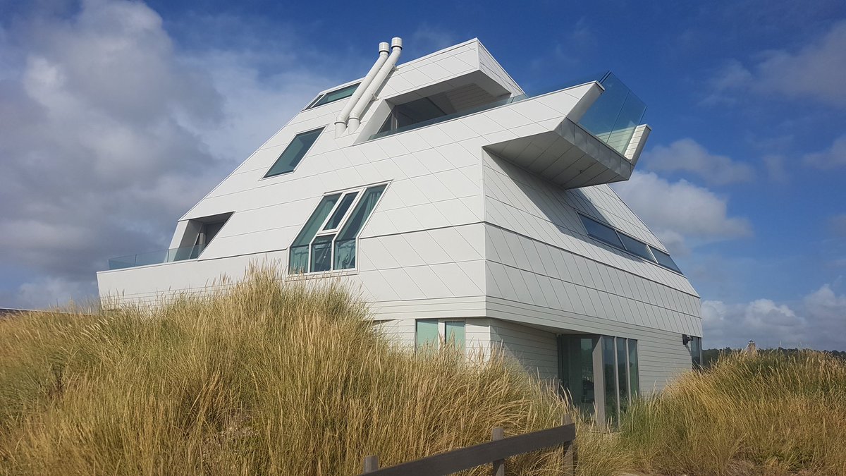 marcelbar8's tweet photo. In #BergenaanZee staan diverse onorthodoxe villa's, soms fascinerend, soms minder geslaagd. Dit optrekje (op google met de naam #coasthouse) vond ik wel vet shinen in de augustuszon.
Lody Trap architecten
#architectuur #architecture https://t.co/dJM8jSsnuG