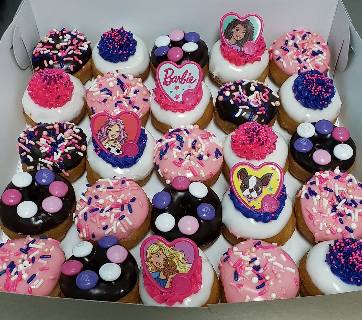ADoughnutDragon's tweet photo. Mini doughnuts are so fun! https://t.co/b8PmfuAg74
