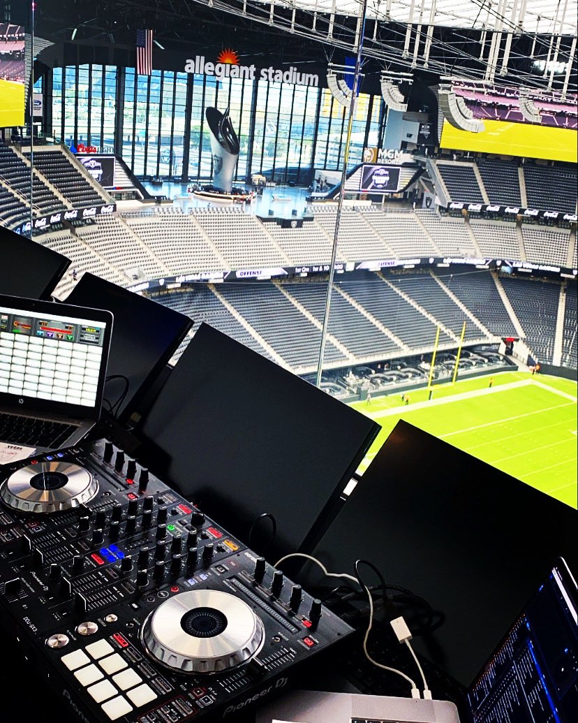 DjJoeGreen's tweet image. Back in the building @AllegiantStadm @Raiders 🏈👨🏽‍💻