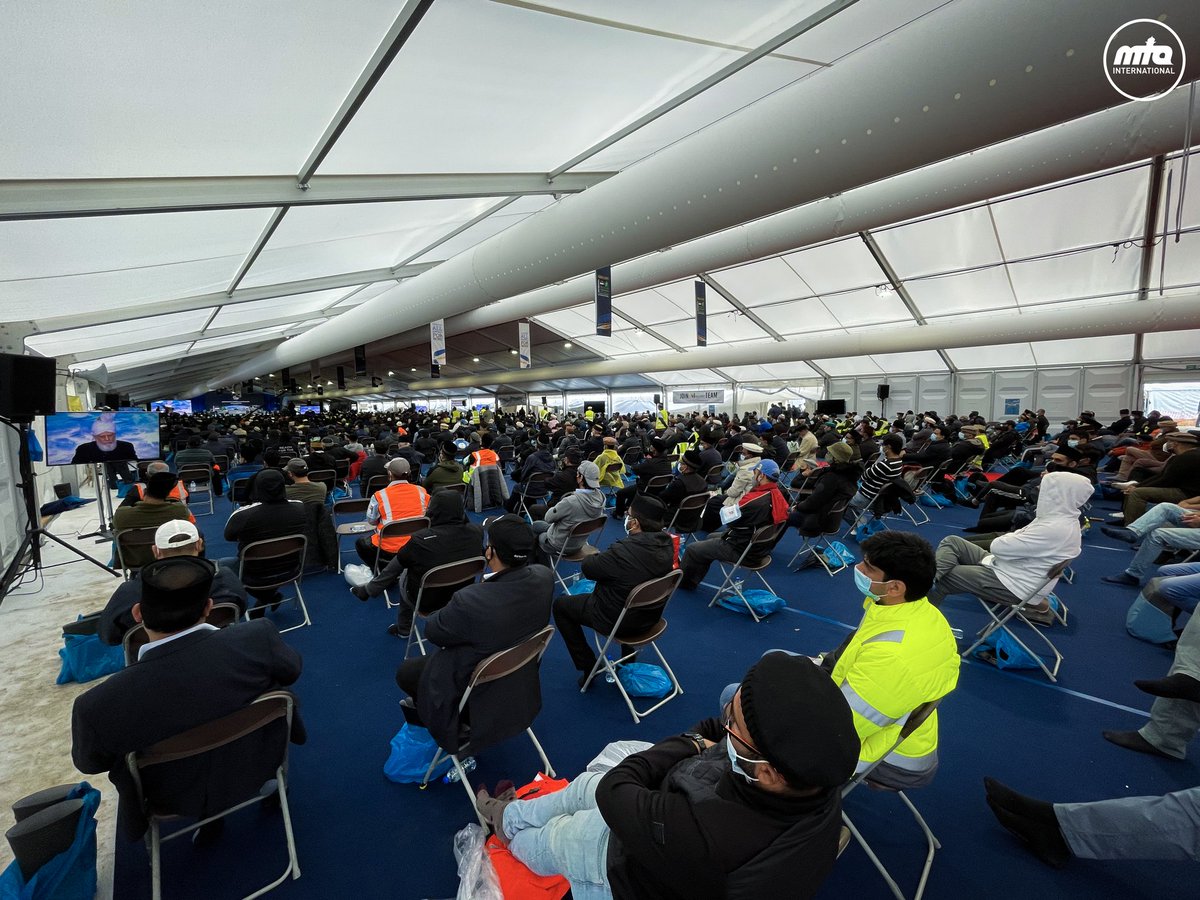 "پانچ باتیں مسلمان کی، مسلمان پر حق ہیں، 1 - سلام کا جواب دینا، 2- بلانے پر لبیک کہنا، 3 - جنازے میں حاضر ہونا، 4 -  مریض کی عیادت کرنا اور چھینکنے والے کو جب وہ الحمد للہ کہے، یرحمک اللہ کہنا" (حدیث نبویﷺ)
خطاب برموقع اختتامی اجلاس جلسہ سالانہ برطانیہ 2021ء