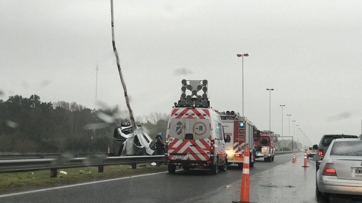 AlertasTransito's tweet photo. 🔴 Tremendo choque en la autopista Cañuelas kilómetro 52. 

👉 https://t.co/u1im8ptng4 

#AlertasTransito 
🗨 @laugduran 
https://t.co/R239xjgX2D