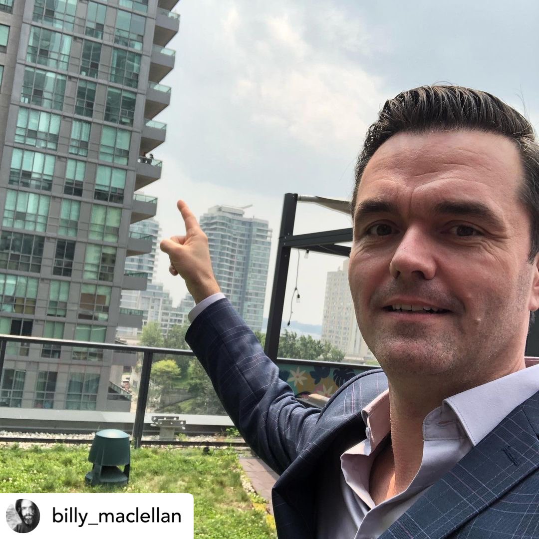PrettyHardCases's tweet photo. 😂
Repost• @billymaclellan “It’s such a pleasure working with @MeredithMacNeil @amoore9 @jjjonathankim but with social distancing this is as close as they will let me get. I hear they are really nice. #prettyhardcases #timeformycloseup https://t.co/2MSnQMnovC