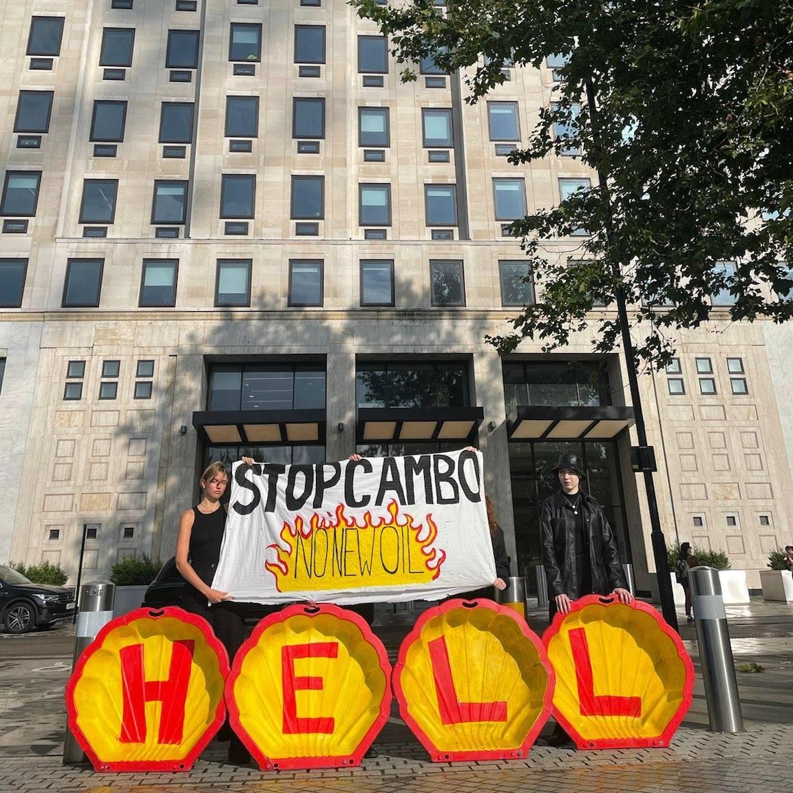 fossilfreeLDN's tweet photo. Shell is appealing the Hague court's ruling to halve their total emissions, showing they'll always choose profit > people
 
They argue meeting Paris climate targets is not their responsibility. 
 
Meanwhile, they’re the world’s 7th largest polluter…
 
#StopCambo #ShellDrillsHell https://t.co/DYsizscuIW