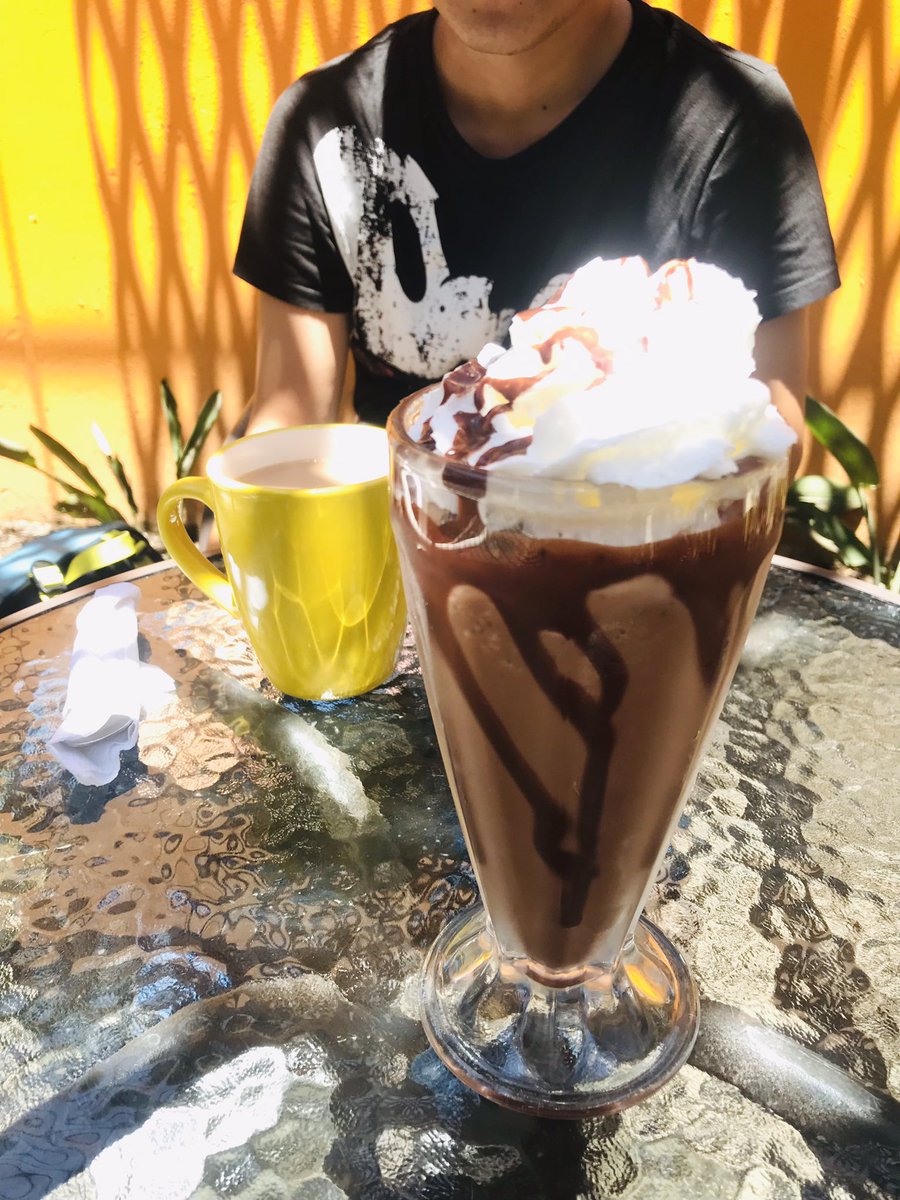 mafu106's tweet photo. 夏休みなのでワーケーションスタイルでビザラン兼ねてグアテマラへ来てますー
1日目はアンティグアのカカオ屋さんで朝ごはん(というかお菓子タイム)
チョコのあれこれが美味しすぎる、至福。
#アンティグア #グアテマラ #chocomuseo https://t.co/bvjwYY0kor