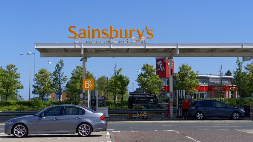 MoneySavingExp's tweet photo. WARNING ❗ Some petrol pumps now (temporarily) take £100 off your card, even if you spend less. Many report waiting days for the unspent portion to be returned, which could leave them struggling to pay for bills in the meantime

https://t.co/ZN1Hqerx0E https://t.co/wmIp9HqZHl