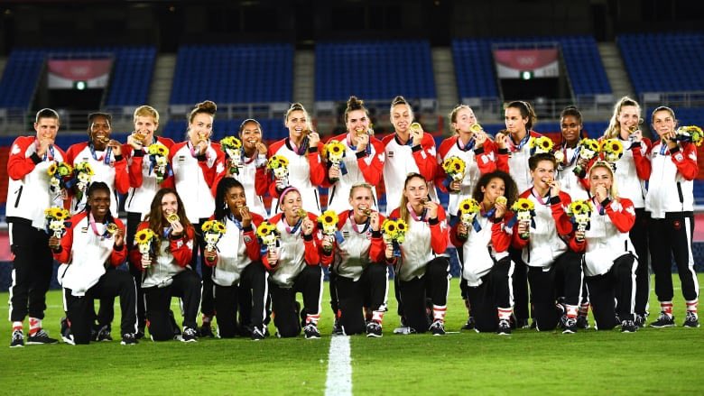 lang919's tweet photo. @mPinoe I hope loosing to the gold medal winning team softens the blow...This is what class looks like win or lose... take notes!!! ❤️🇨🇦🇨🇦🇨🇦 https://t.co/A2SEwHsFid