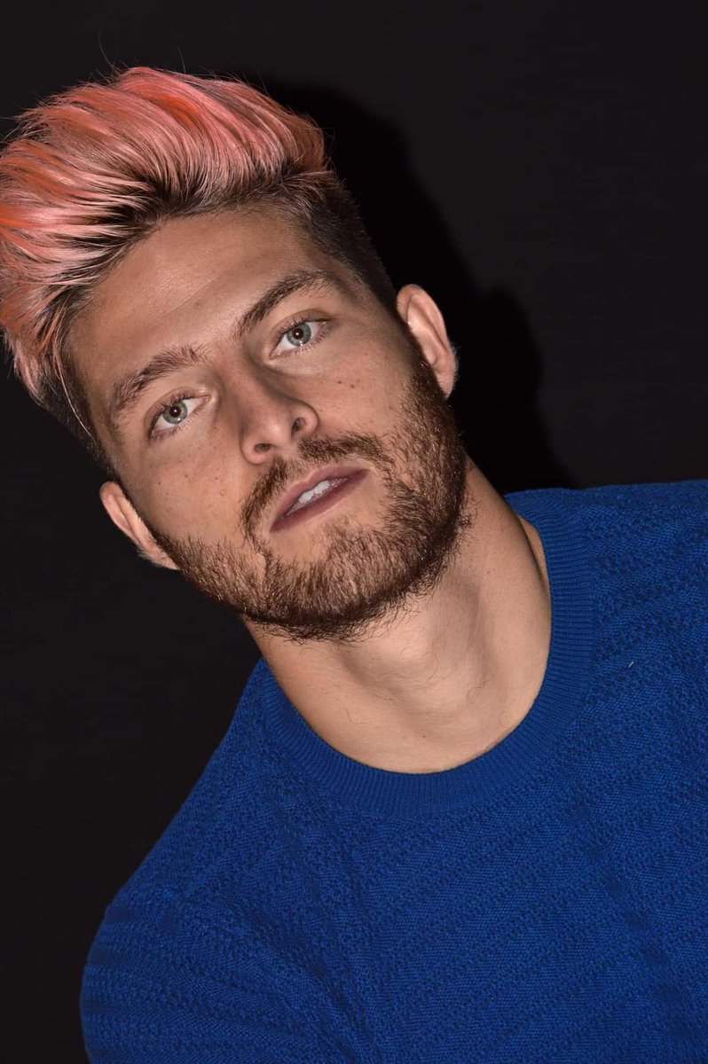 dulyy1's tweet photo. @edvilard Has notado que nuestro @edvilard era mucho más guapo antes, no puedo cortar su largo cabello desordenado. Escribe en qué foto te gustó más Eddy Vilard https://t.co/Kym4EnrVV5