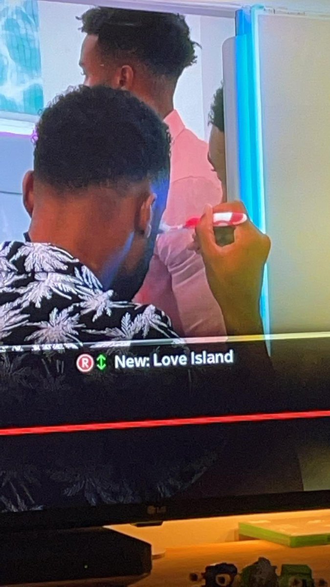 Jscott12's tweet photo. Tyler hun, it’s called a toothbrush for a reason! #loveIsland https://t.co/pVBgJvjhnZ