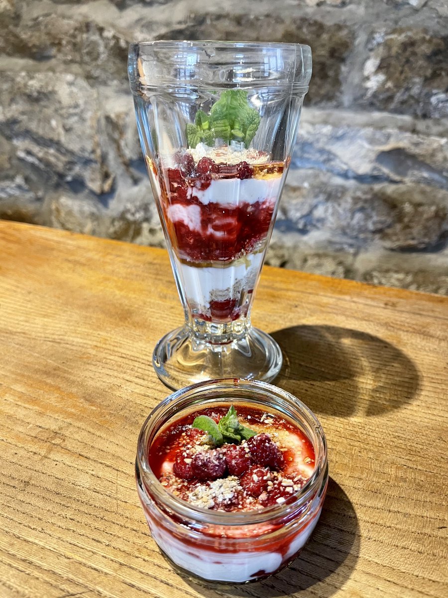 AmandaOwen8's tweet photo. Ta da !
What to do when you haven’t got a great weight of berries as most were eaten whilst foraging. 👭😋 
Cranachan.🍓
Heather honey, toasted oatmeal, soft cream cheese, brown sugar &amp; cream &amp; wild raspberries with @GlenfiddichSMW 🥃 for big un’s &amp; vanilla🥄for lal un’s.
#food https://t.co/NDtSokU7Ip