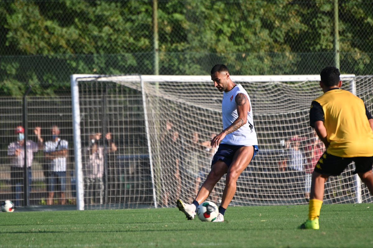 sscalciobari's tweet photo. ⚪️🔴 Antenucci (4), Lollo (2) e Simeri (in rovesciata) a segno questo pomeriggio durante l’allenamento congiunto con la Primavera biancorossa ⚽️💪
•
➡️ https://t.co/zB8KXKXBeA

#sscbari #preseason #legapro #serieC https://t.co/tw4I6ynso5