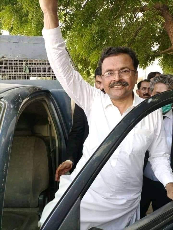 Alidr99's tweet photo. #ZainShah_PrisonerOfConscience 

جنهن جي اکين عاشقي ٻھڪندي آھي اهي تصور ۾ به شڪست ناهن کائيندا زندانن ڪڏھن شينھن جڪڙي رکيا..؟
#zainshah_prisonerofconscience https://t.co/ej42p5EJWk