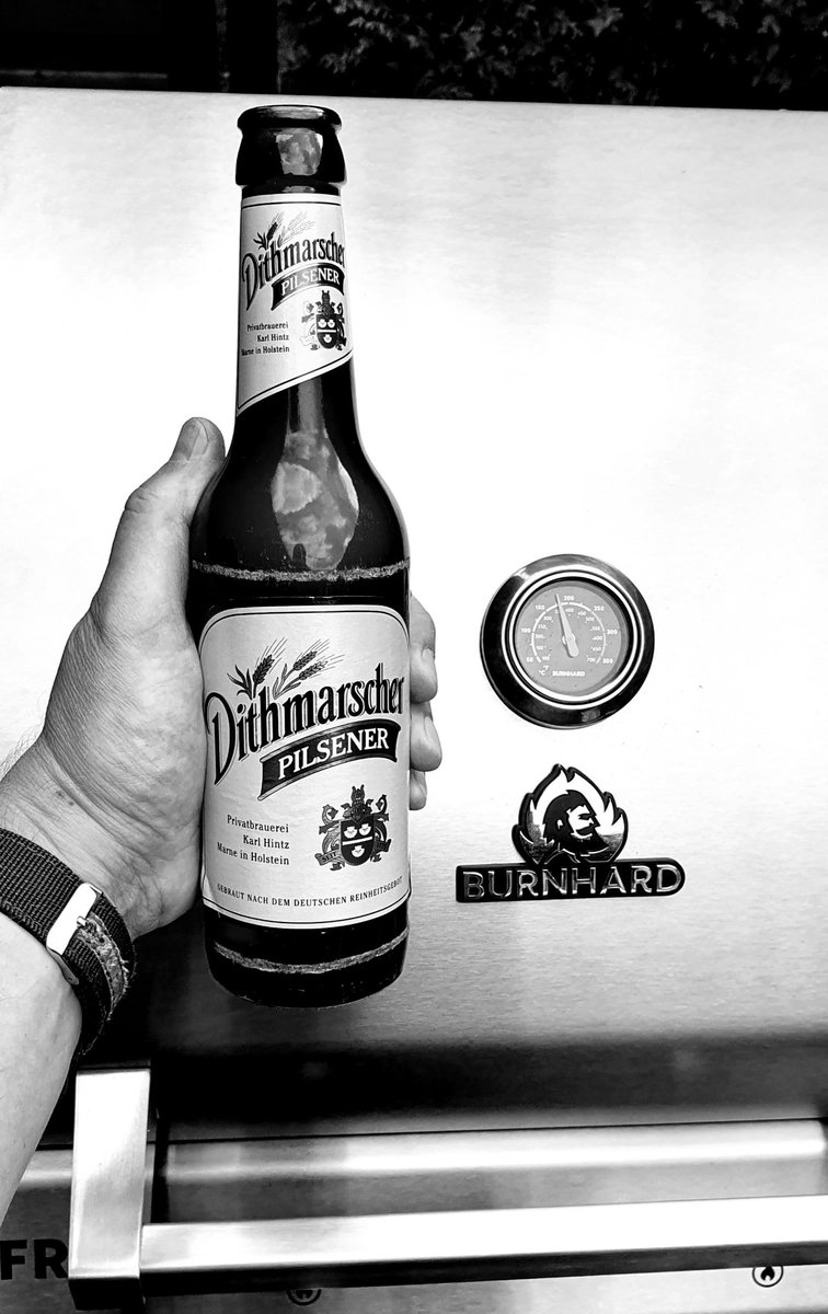 LSohlen's tweet photo. Bei #LeiseSohlen grillen wir übrigens mit dem #Burnhard  Fred JR und trinken das #Dithmarscher Pils.

(Ein #ServiceTweet nur so; aus Gründen heller Begeisterung 🙂🙃🙂 ...)

#BurnhardFredJuniour
#DithmarscherPilsener
#OnlineLiga https://t.co/sUOcvWxjAH