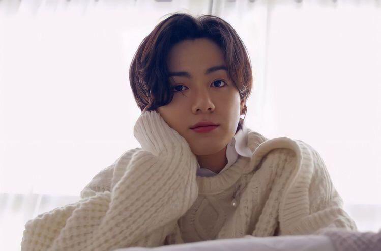 Çevrelerinden birbirlerini sevdiklerini ve ileride evleneceklerini duymak Jungkook ve Taehyung'u bir iddiaya sürükler. İki inatçı eski arkadaş, feromonlarının birbirlerini etkilemeyeceğinden çok emindir. Ta ki sonraki sabah aynı yatakta uyandıkları ana kadar. 

#taekookau