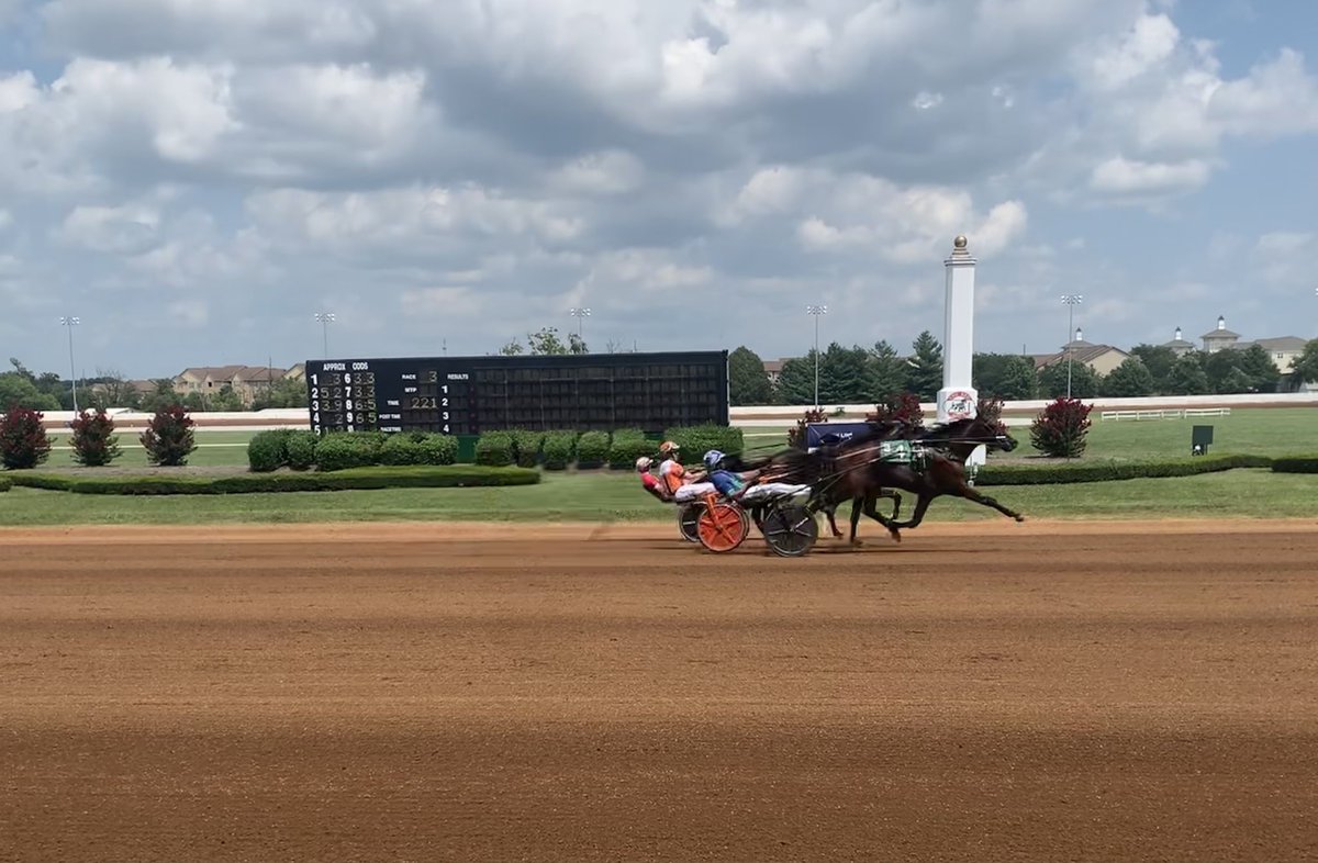 3 of them hit the line together at @RedMileHarness. Jula Muscle Pack gets up on the outside at the wire! https://t.co/Az8LlyZC0u