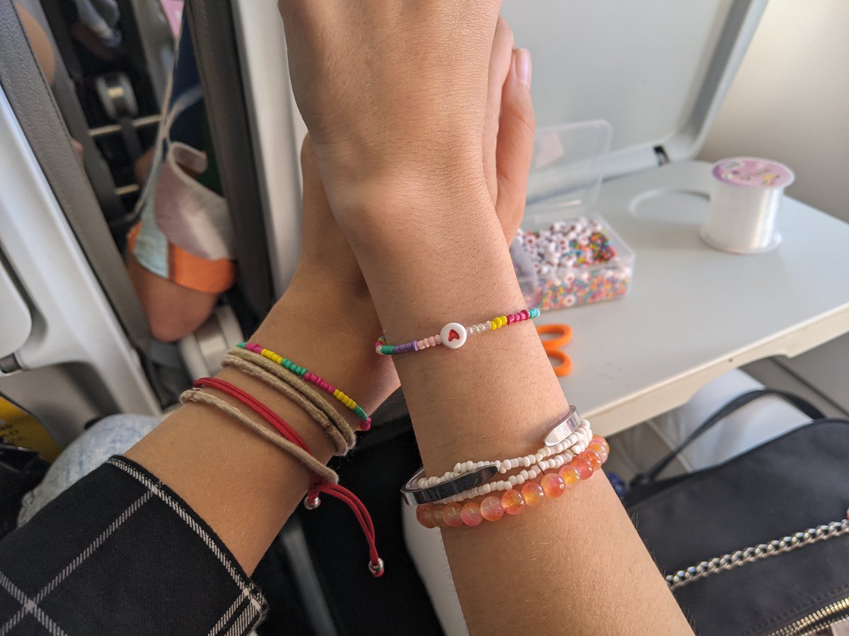 Noval33t's tweet photo. pues el vuelo se me hizo cortìsimo porque tenìa al lado a una chica MAJÈRRIMA que estaba haciendo pulseras y me dijo "quieres una?" y nada me hice una y hablamos mil y ahora quiero que seamos bff 🙈❤️ https://t.co/QGKkPoYTid