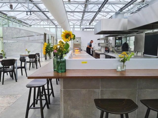 Paluxnl's tweet photo. Aan de Rijndijk in Utrecht recentelijk in een omgebouwde kas een nieuw restaurant de deuren. Vanaf heden  kan je in restaurant Stadsjochies terecht voor een maaltijd van topchef André van Doorn. https://t.co/5s6lNH2ydC