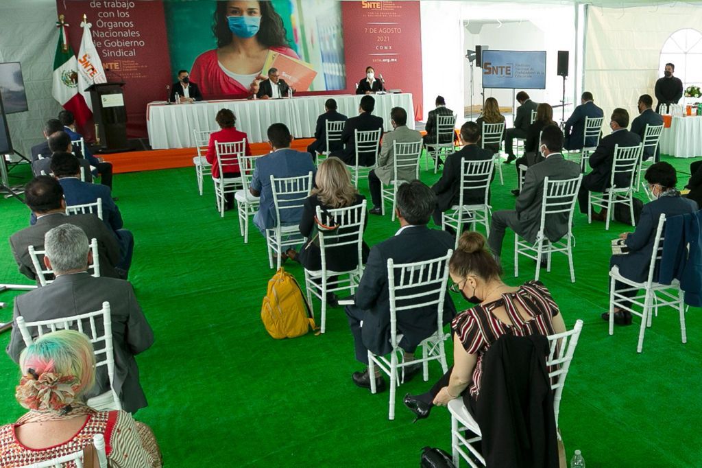 #SNTEconMéxico 👩‍🏫🇲🇽👨‍🏫

🟠 Emprende el #SNTE 🍎📚 Jornada Nacional en Apoyo al Regreso Seguro a las Escuelas 🧑‍🤝‍🧑🏫 El objetivo es lograr un regreso a clases presenciales ordenado ✔️ responsable ✔️ y cuidadoso ✔️

Leer nota 👉 bit.ly/3s2vnN4 📜