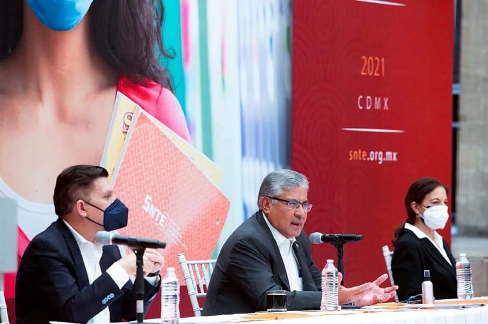Seccion36Ofic's tweet photo. #SNTEconMéxico 👩‍🏫🇲🇽👨‍🏫

🟠 Emprende el #SNTE 🍎📚 Jornada Nacional en Apoyo al Regreso Seguro a las Escuelas 🧑‍🤝‍🧑🏫 El objetivo es lograr un regreso a clases presenciales ordenado ✔️ responsable ✔️ y cuidadoso ✔️

Leer nota 👉 https://t.co/Y2wIGWHUAq 📜 https://t.co/BZV6lEyZyF