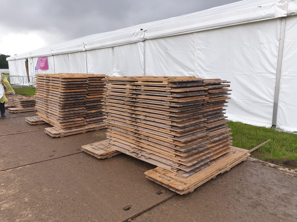 farihahammad's tweet photo. Wind up is already on its way, tables chairs folded in Ziafat marquee, 4000 packed food for guests to take home @LajnaUK zindabad! So proud of my lajna volunteers Alhamdolilah blessings of Khilafat and our lovely jamaat. #jalsauk @JalsaConnect https://t.co/M9605bWhY7