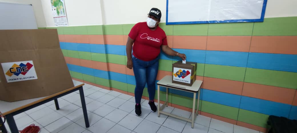 NorisHerrerar's tweet photo. #EpaPsuv2021 En un proceso de alegría y compromiso revolucionario fui a votar como militante del @PartidoPSUV, quien nos está dando la oportunidad de elegir a lxs candidatxs para las próximas elecciones del #21N. 
@NicolasMaduro 
@dcabellor 
@drodriven2 https://t.co/34cDCLxluH