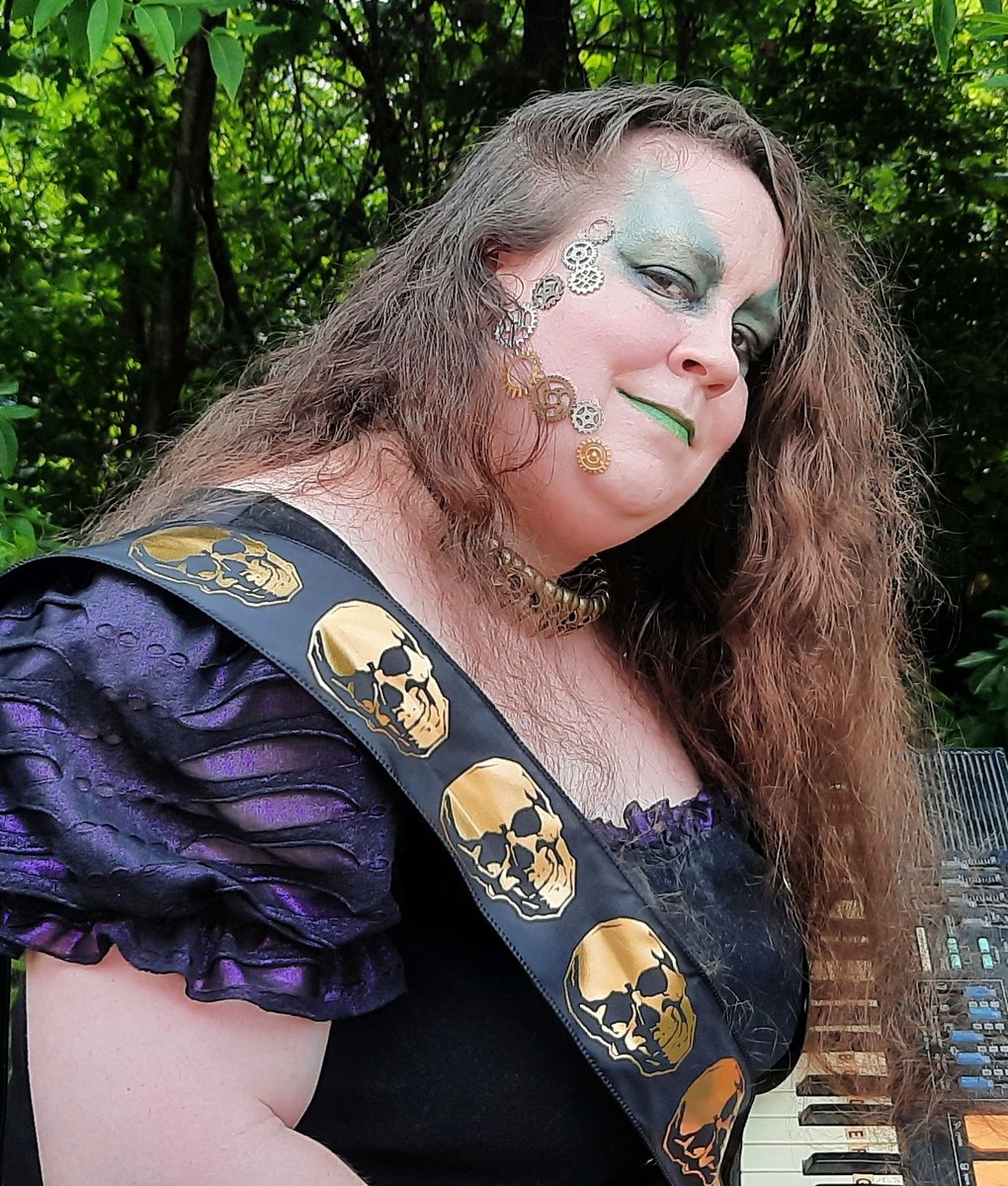 Phonoirlex's tweet photo. I love my look in this one. And this time, I didn't use hot glue on my face!
#GISH #Item112: Steam Punk Rock. https://t.co/zlB4EfMA37