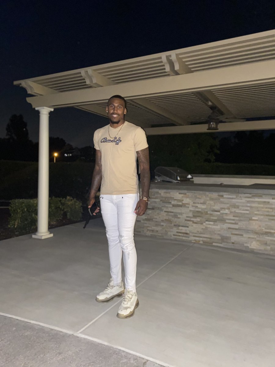DejonDavis35's tweet photo. 23 years later and truly BLESSED. Looking forward to this next chapter of my life✍🏾another great year ahead! 🙏🏾🕑#jordanyear #Godsfavor #RIPJERM 🖤🕊 https://t.co/3lFMMEeyrJ