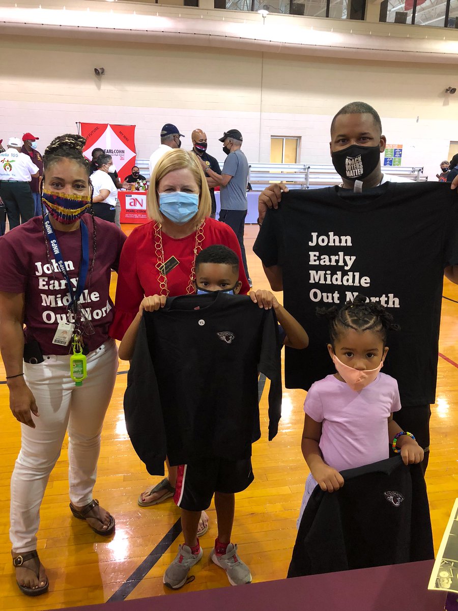 JohnEarlyMMM's tweet photo. Thank you @LoThePodcaster for stopping by the @JohnEarlyMMM table @HaroldLoveJr Loves Healthy Start Festival! Your children were delightful! Can’t wait to see you guys reppin’ in your JEMMM Swag! #37208 #BacktoSchool2021 #OutNorth #TogetherWeAreEnough https://t.co/Tm7SfUAJsu