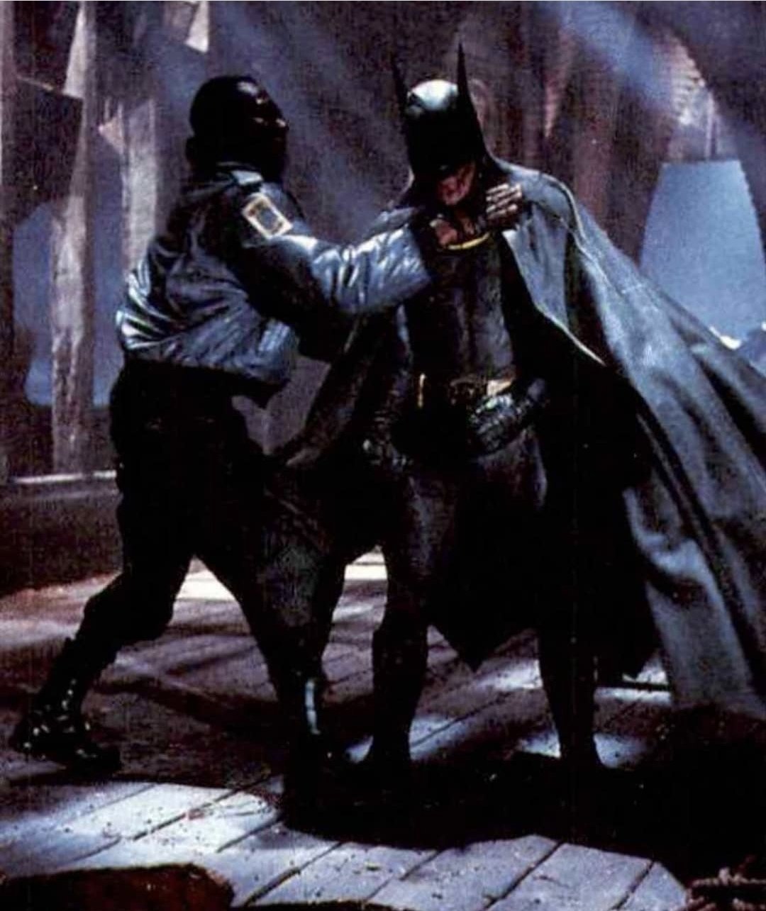 JakeBMan90 auf Twitter: „Surprise attack from behind! The beggining of a  brutal ass kicking for Batman #batbulge #batman1989 #batmandefeated  #superherointrouble /tVWCvY4yQt“ / Twitter