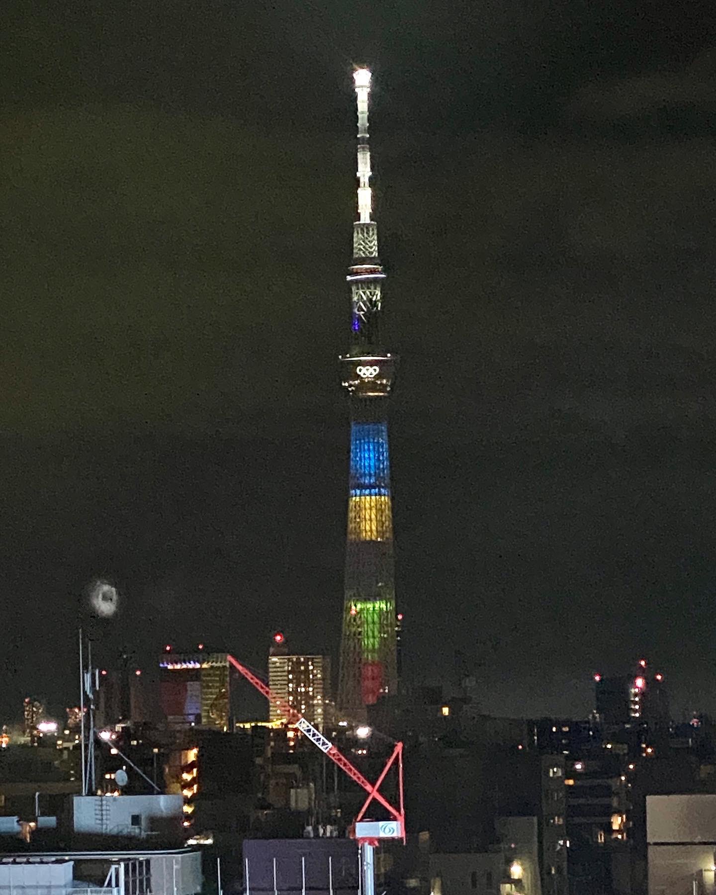 Hiromixxx スカイツリー 今日だけ特別 オリンピックカラーのスカイツリー トリコロールカラーのスカイツリー お昼間のスカイツリー なんか得した気分 オリンピック閉会式見ながら Tokyo オリンピック Hiromix お江戸日記 T Co