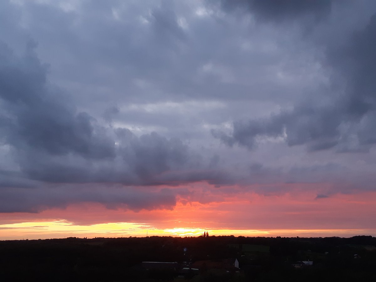 limwierde's tweet photo. Toegift π. Richting #Merkelbeek #Beekdaelen #zuidlimburg #jezultermaarwonen #nofilter #sunset #beautifulskies @magnifiekZL https://t.co/I5AaBwVKil