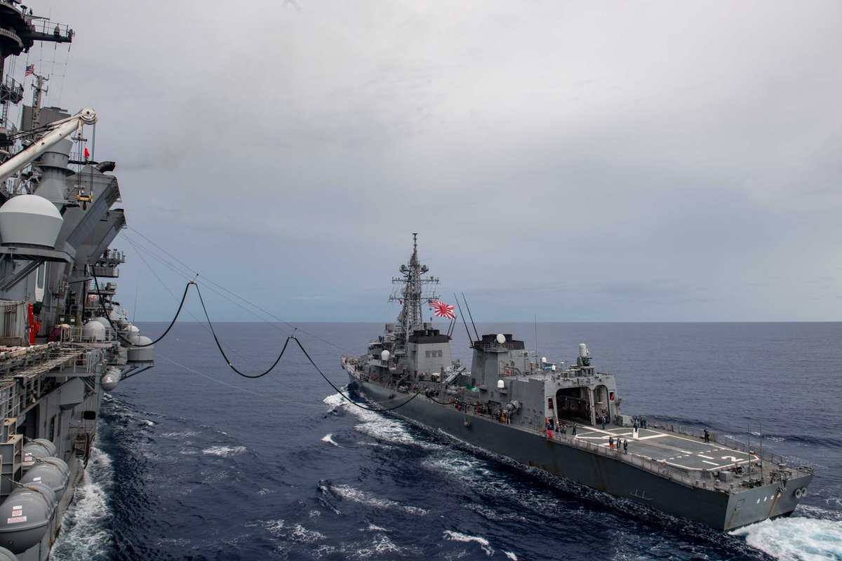 Providing ⛽ at 🌊 for our partners and allies 🇺🇸 ⚓ 🇯🇵 
The @jmsdf_pao_eng destroyer JS Makinami (DD 112) conducts a fueling with the #USNavy amphibious assault ship #USSAmerica (LHA 6), helping to seamlessly integrate operations anywhere in the world. #ForceToBeReckonedWith