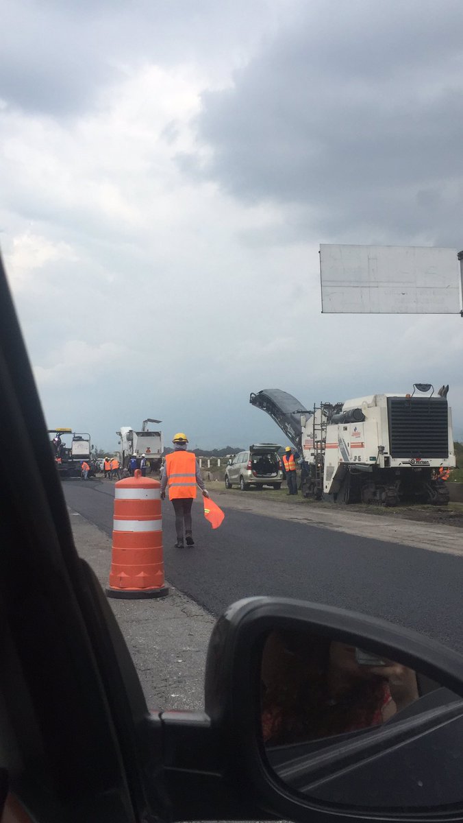 silvis86's tweet photo. @Circuito_mx trabajos en domingo en la fase II , pagas una autopista para estar parada por mantenimiento mayor . https://t.co/De4u1r0v3m