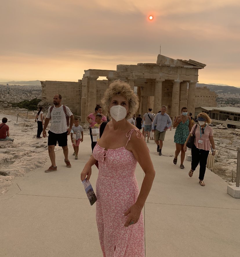MrsEscamez's tweet photo. Teníamos pendiente la tercera cultura clásica después de Roma y Egipto. Hoy estoy aquí y tú, conmigo. 🇬🇷#atenas #acropolis #propileos #cariátides #templodeatenea https://t.co/kszFNSDWtm