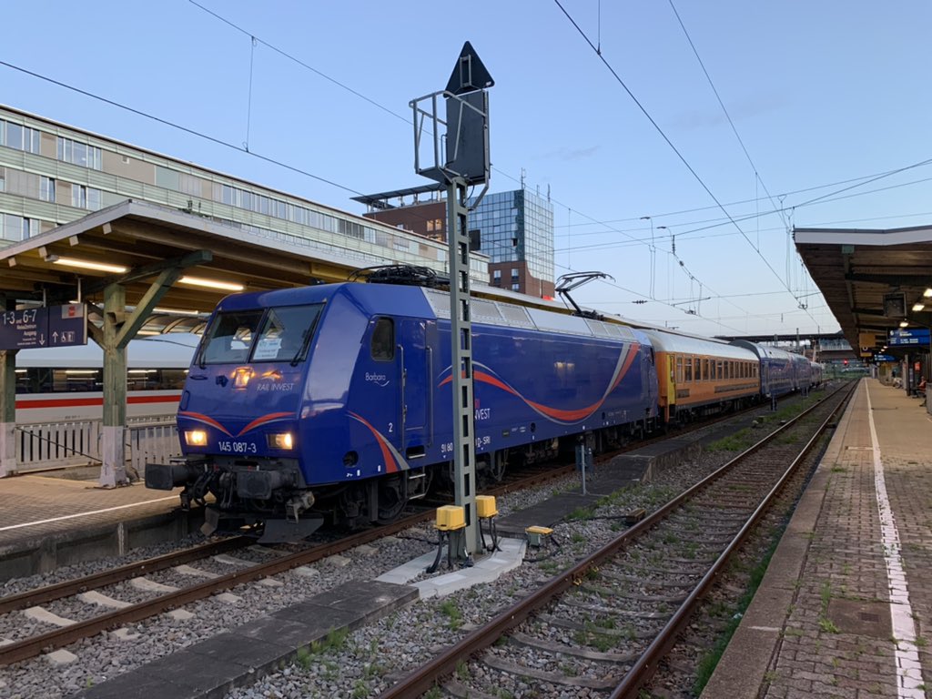 sbamueller's tweet photo. Was macht man, wenn die Strecke fertig Elektrifiziert ist, aber man noch keine Triebwagen hat? Ne alte #145er, locomore Wagen, Railinvest Doppelstockwagen und ein alter Steuerwagen. #waldkirch #elztalbahn #freiburg #hauptbahnhof #breisgausbahn https://t.co/4f7zurrjoL