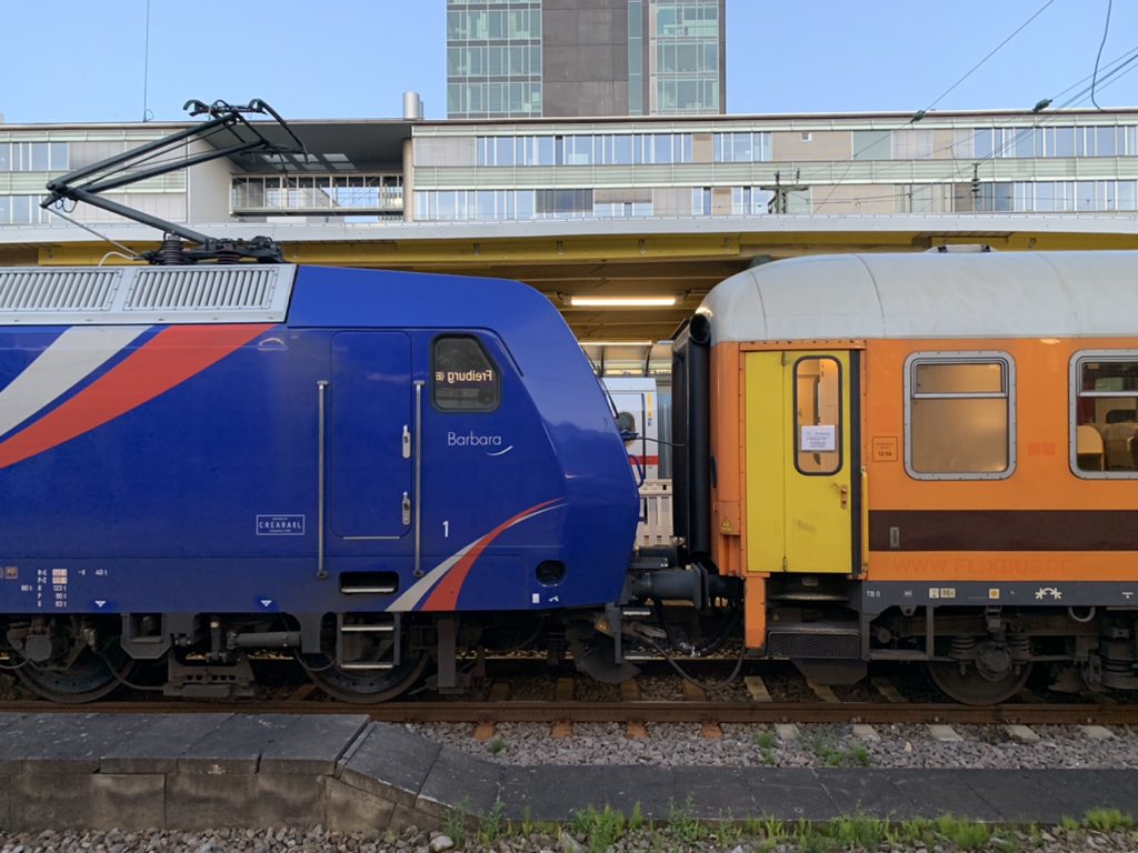 sbamueller's tweet photo. Was macht man, wenn die Strecke fertig Elektrifiziert ist, aber man noch keine Triebwagen hat? Ne alte #145er, locomore Wagen, Railinvest Doppelstockwagen und ein alter Steuerwagen. #waldkirch #elztalbahn #freiburg #hauptbahnhof #breisgausbahn https://t.co/4f7zurrjoL