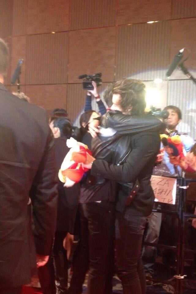 wolvespaces_'s tweet photo. “con harry...non ci ho parlato molto" https://t.co/ou2LJpv07N