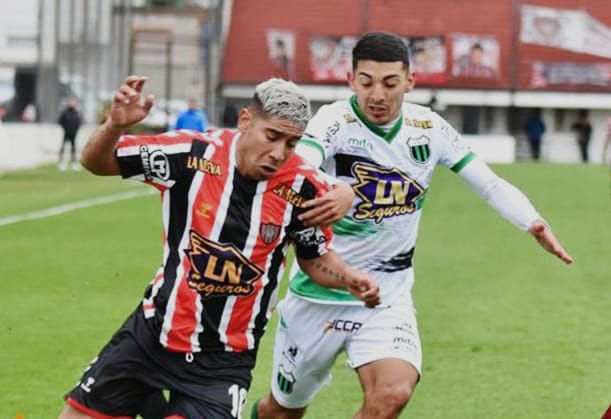 Lupa_Deportiva's tweet photo. 📌 GANÓ CHICAGO
▶️ En una nueva fecha de la #PrimeraNaiconal, #Chacarita recibió a #NuevaChicago y este ultimo ganó 2-3.
⚽️ #Nieto- #Groba.
⚽️ #Charpentier (X2)- #Esposito.
❌ Ambos están lejos de los cupos por los ascensos. https://t.co/9nuxbegb1Y