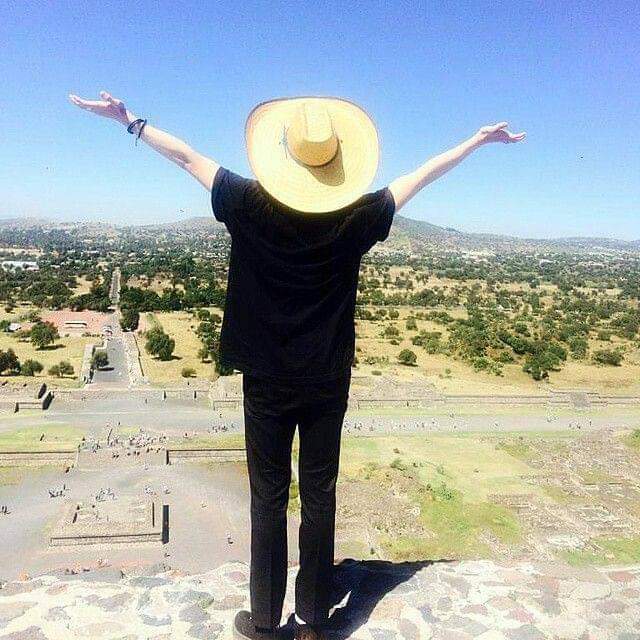 aguss_d93's tweet photo. Cuando bts vino a mexico en el 2015 ,fueron a teotihuacan jimin dijo q pidio un deseo en la piramide  del sol y era ganar el primer lugar en todos los progamas de musica y ahora son el grupo mas exitoso coreano del mundo❤️
#BTSARMY @BTS_twt https://t.co/VOowIOLuXV